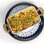 Postre Umm Walada con crema y frutos secos en Beity Ibn Rushd.