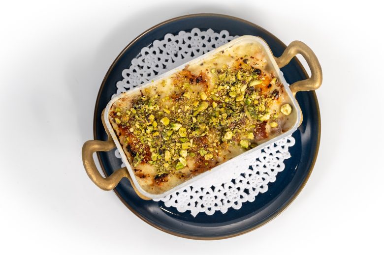 Postre Umm Walada con crema y frutos secos en Beity Ibn Rushd.